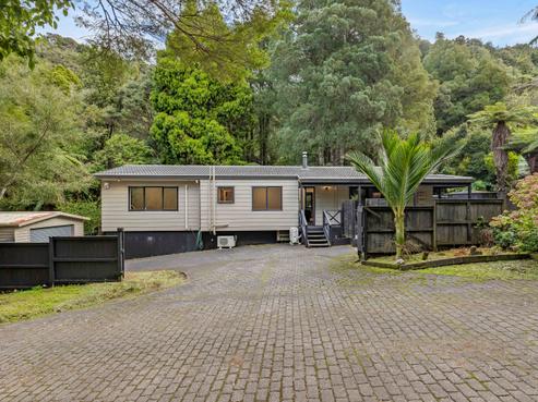 420 Scenic Drive, Waiatarua