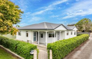 901B Dufferin Street, Akina
