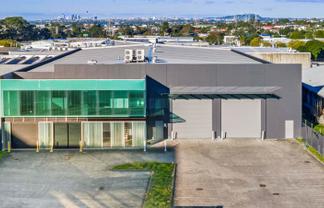 STANDALONE WAREHOUSE OF 2,558M²
