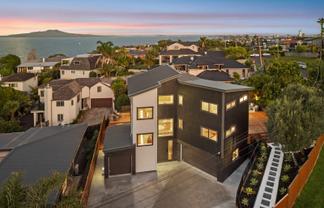 2/21 Eastcliffe Road, Castor Bay