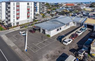 Split-risk industrial investment with growth