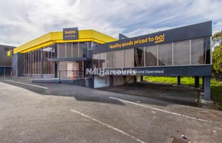 High-Profile Showroom Next to Motorway