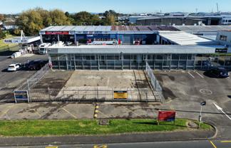High-exposure retail with secure yard