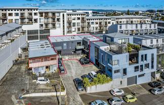 Apartment + showroom/warehouse