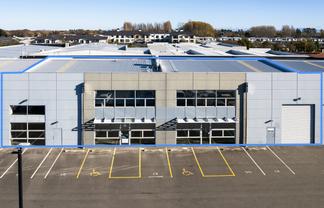 Lavish Showroom & Warehouse with Vacant Possession