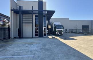 Sizeable high stud warehouse and yard