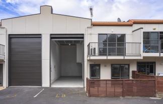 Live / work unit for lease