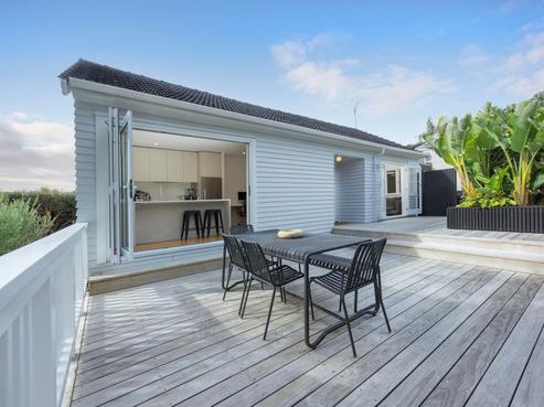 2/187 Titirangi Road, Titirangi
