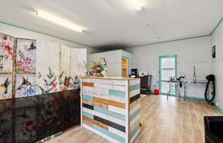 Retail/office in Glenholme