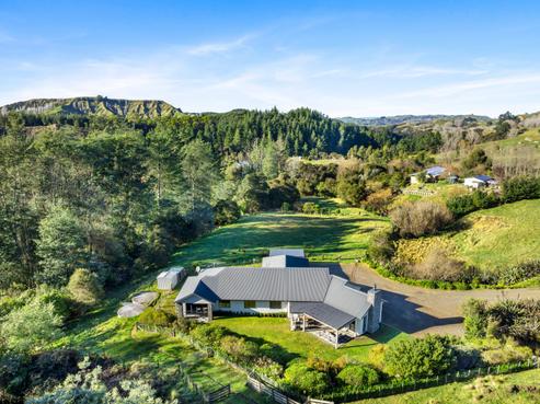 1900 State Highway 5, Hastings Country