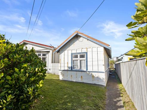75 Apu Crescent, Lyall Bay