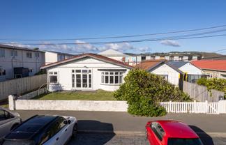 73 Apu Crescent, Lyall Bay
