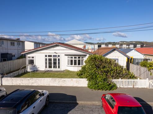 73 Apu Crescent, Lyall Bay