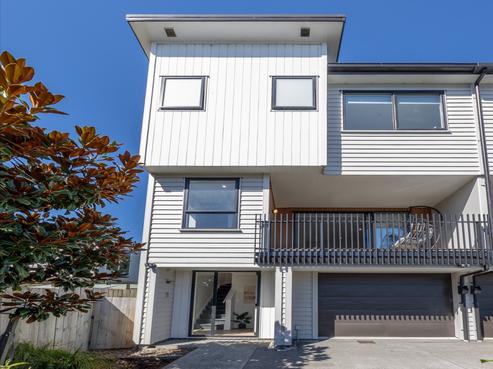 8/5 Peachgrove Road, Te Atatu Peninsula