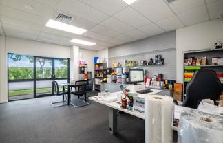 MUST GO! 103.17sqm Office + 6 car parks