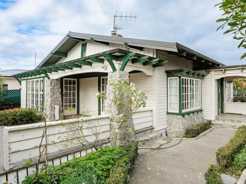 900 Queen Street East, Parkvale