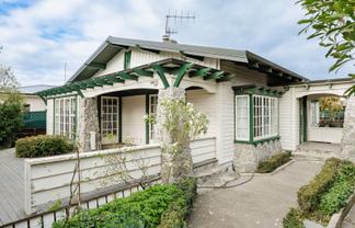 900 Queen Street East, Parkvale