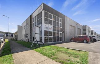 High profile showroom and warehouse
