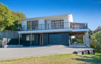 64 Shakespear Road, Army Bay