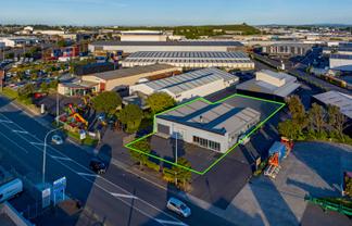 Road front warehouse with 795sqm yard