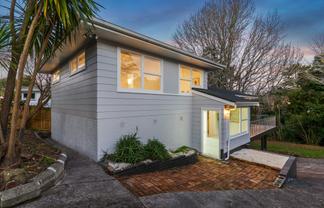 51 Cyclarama Crescent, Massey