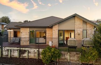 22 Pointon Glade, Grandview Heights