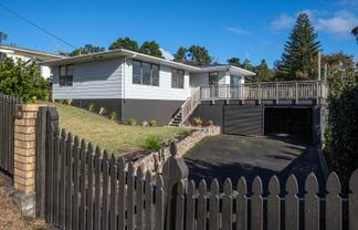 10 Raewyn Street, Morningside