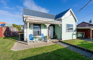 6 Ocean Beach Road, Bluff