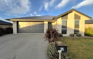 62  Oaks Drive, Lincoln