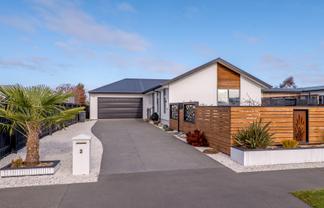 3 Kingsbridge West, Burwood