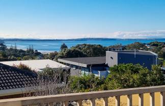2/983 Beach Road, Torbay
