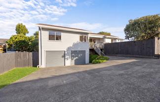1/144 Bradbury Road, Botany Downs
