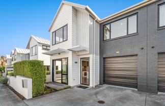 17 Seafarer Crescent, Stanmore Bay