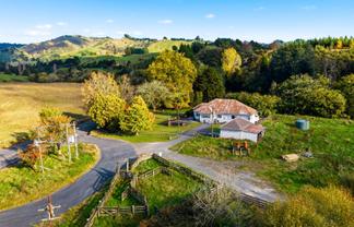 1190 Ohura Road, Matiere