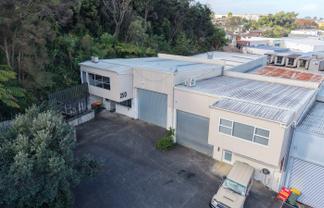 Rare trade unit with residential component
