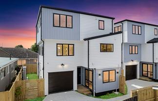 1 Lusty Lush, Mangere East