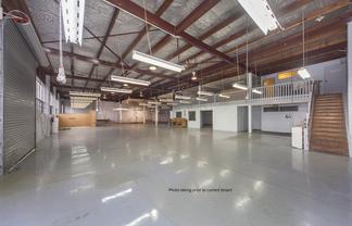 INDUSTRIAL WAREHOUSE ON FREEHOLD CORNER SITE