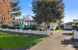 411 Hastings St South, Akina