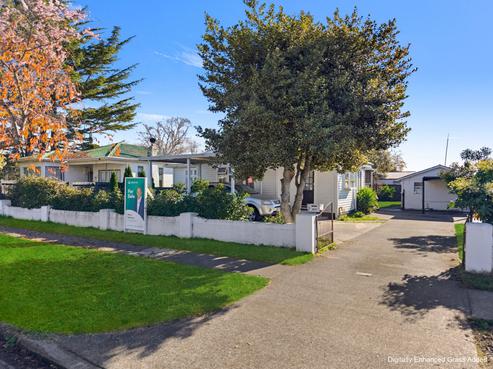 411 Hastings Street South, Akina