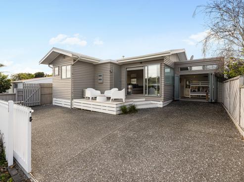 220A Ocean Road, Whangamata