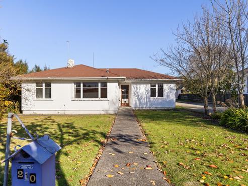 210 Vogel Street, Roslyn