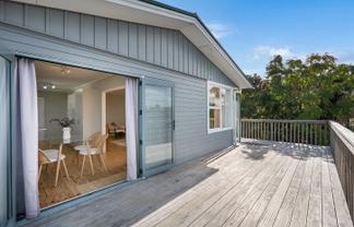 897 East Coast Road, Northcross
