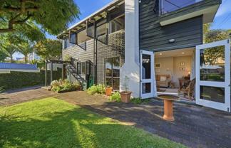 2/32 Albert Road, Devonport