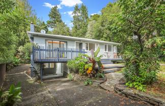 54 Derwent Crescent, Titirangi
