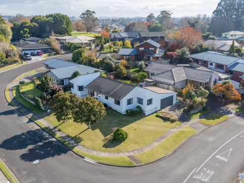 70 Sunnyhills Avenue, Glenview