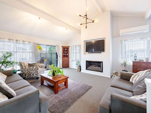 402 Park Road South, Akina