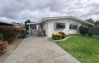 212 Sunnybank Crescent, Camberley
