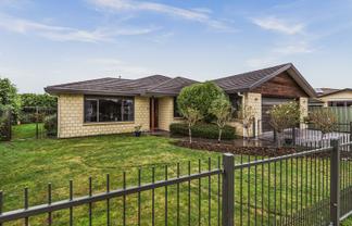 15 Delta Mews Place, Clive