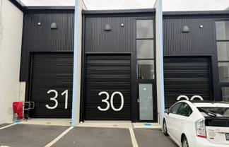 Compact warehouse. Smart location.
