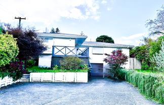 305 Clayton Road, Pukehangi